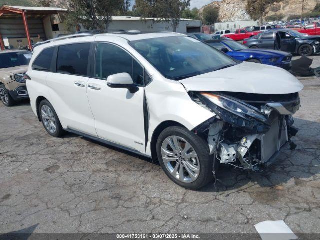  Salvage Toyota Sienna