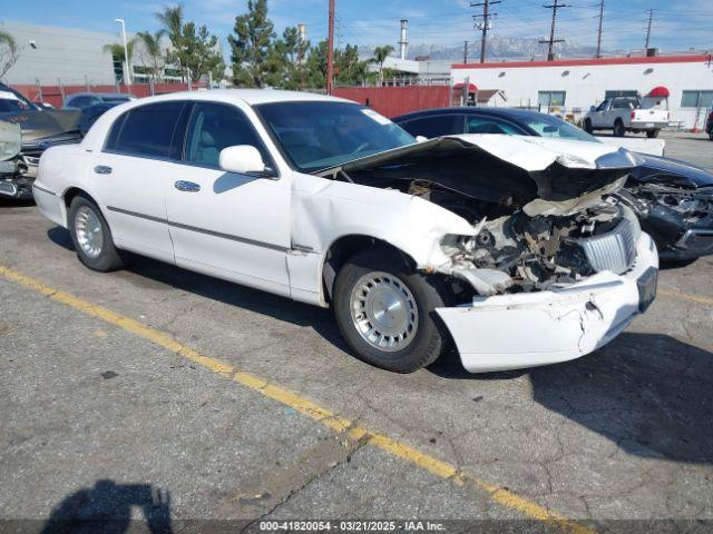  Salvage Lincoln Towncar