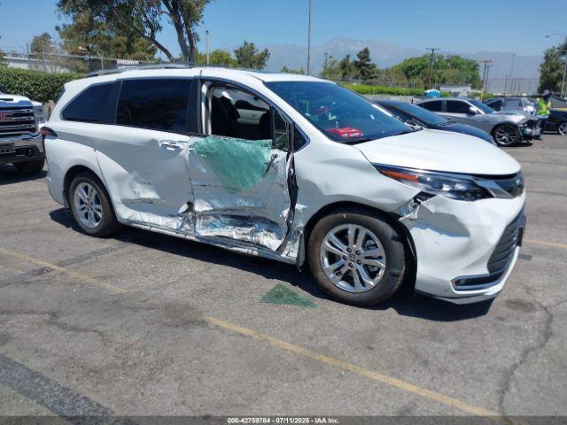  Salvage Toyota Sienna