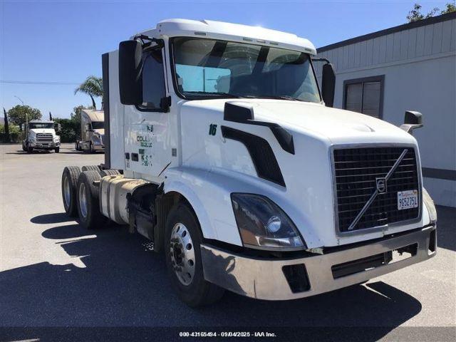  Salvage Volvo Vnl