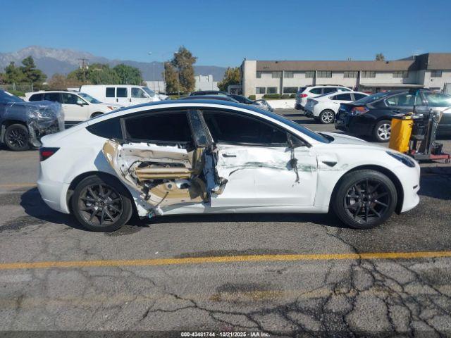 Tesla Model 3 Rear-wheel Drive Image 16