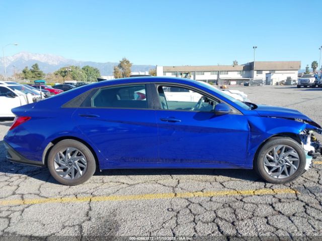 Hyundai ELANTRA Blue Image 16