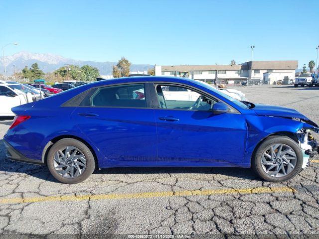 Hyundai ELANTRA Blue Image 16