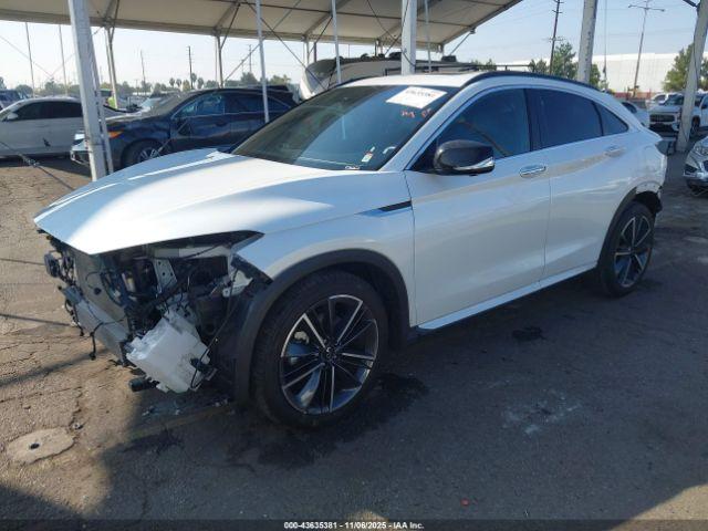 INFINITI Qx Essential Awd Image 3