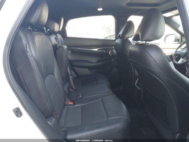 INFINITI Qx Essential Awd Image 9