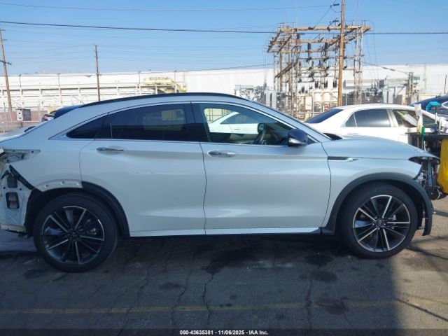 INFINITI Qx Essential Awd Image 8