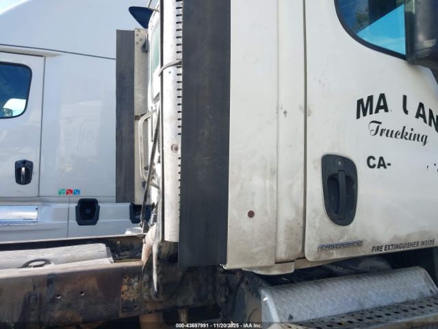 Freightliner Cascadia 125 Image 2