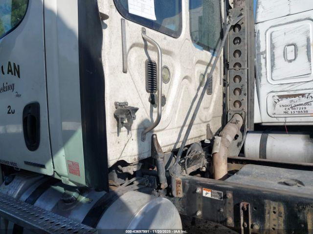 Freightliner Cascadia 125 Image 8