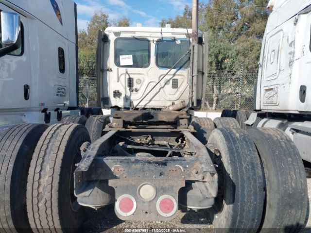 Freightliner Cascadia 125 Image 10