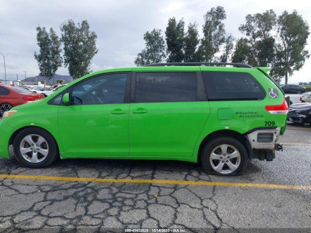 Toyota Sienna Le V6 8 Passenger Image 17