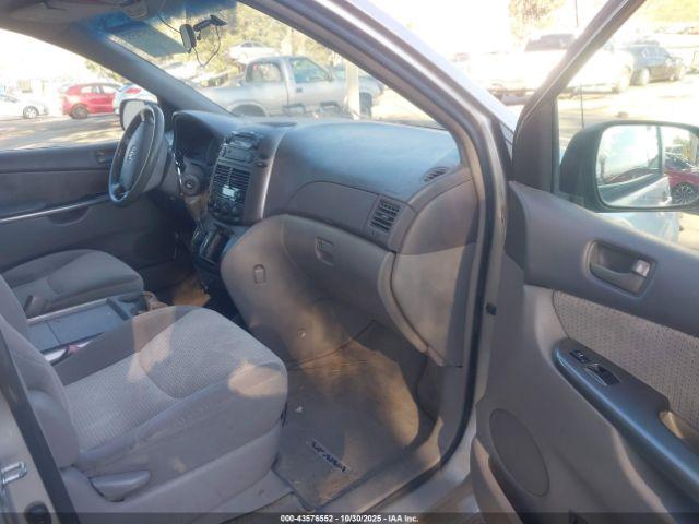 Toyota Sienna Le Image 8