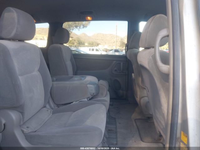 Toyota Sienna Le Image 10