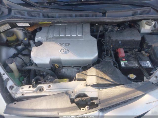 Toyota Sienna Le Image 2