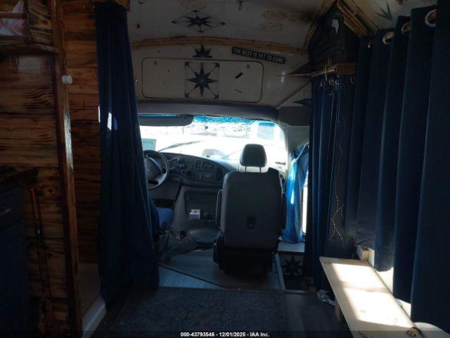 Ford E-450 Image 9