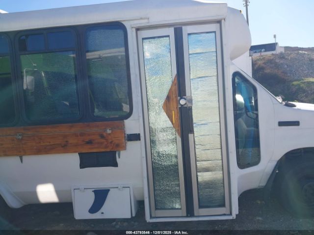 Ford E-450 Image 13