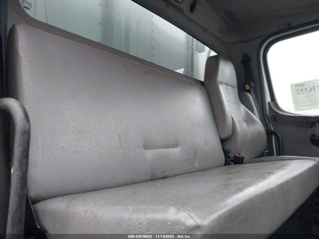 Freightliner M2 106 Image 5