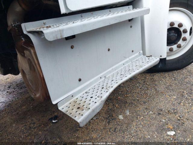 Freightliner M2 106 Image 16