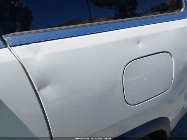 Jeep Grand Cherokee Overland Image 15