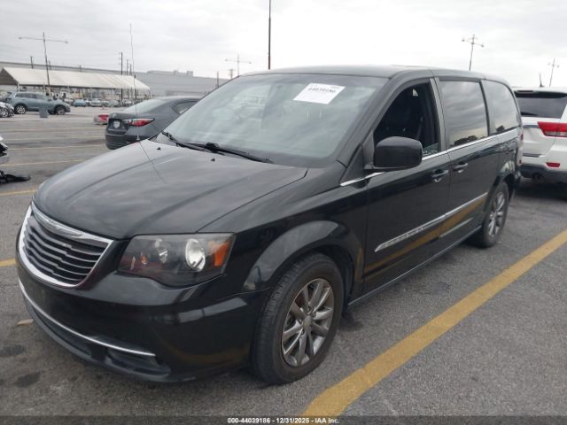 Chrysler Town & Country S Image 10
