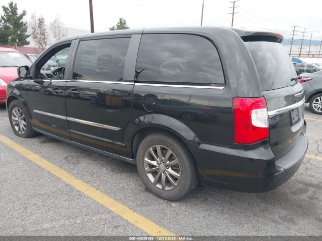 Chrysler Town & Country S Image 12