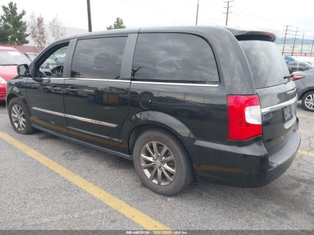 Chrysler Town & Country S Image 12
