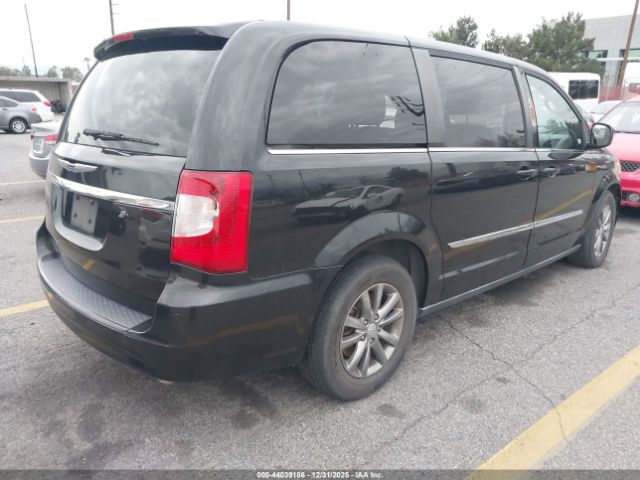 Chrysler Town & Country S Image 11