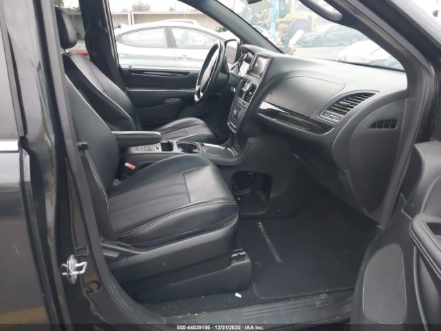 Chrysler Town & Country S Image 15