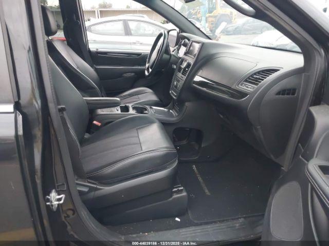 Chrysler Town & Country S Image 15