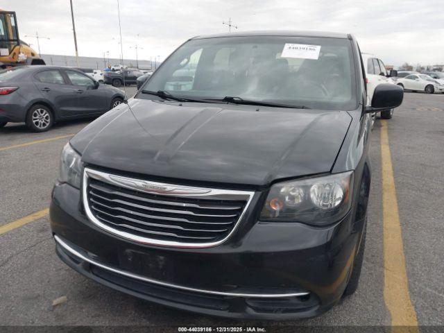 Chrysler Town & Country S Image 8