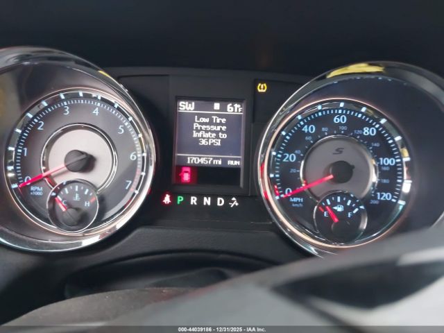 Chrysler Town & Country S Image 17