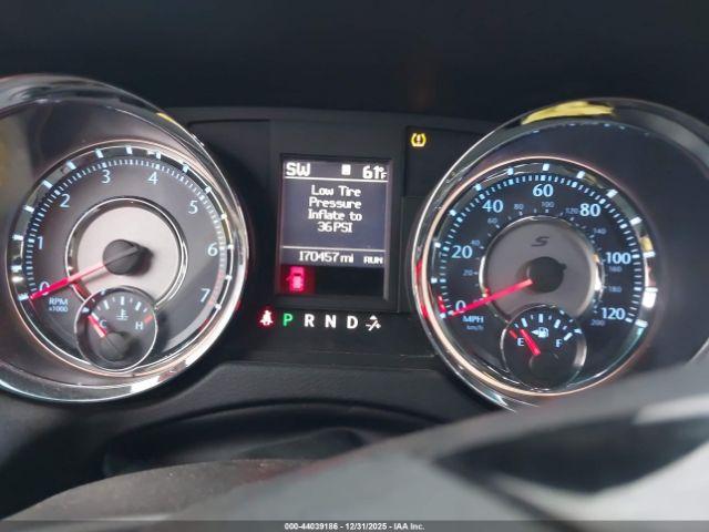 Chrysler Town & Country S Image 17