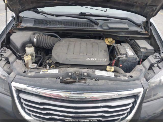 Chrysler Town & Country S Image 14