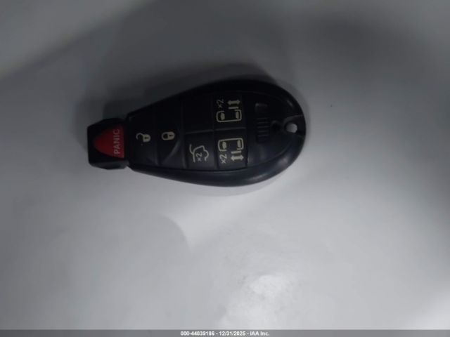 Chrysler Town & Country S Image 16