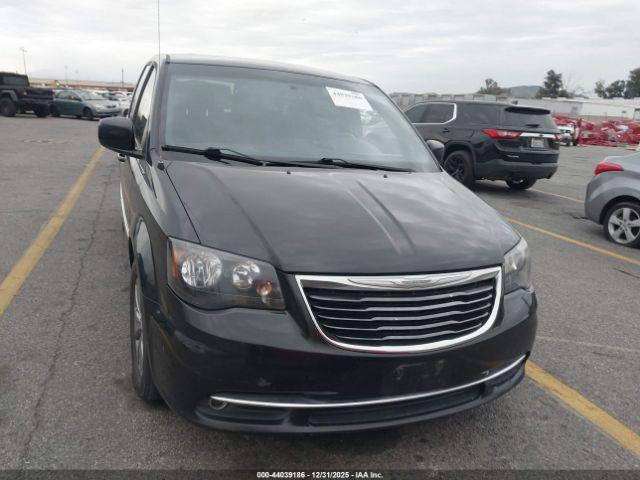 Chrysler Town & Country S Image 5