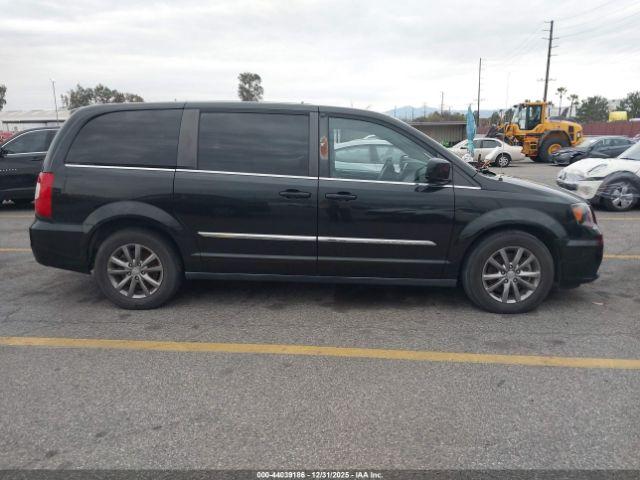 Chrysler Town & Country S Image 2