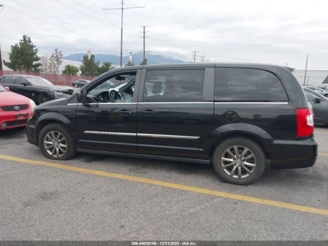 Chrysler Town & Country S Image 9