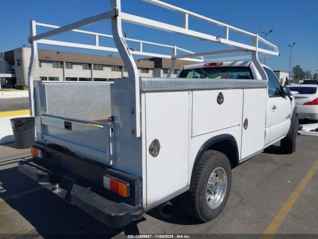 Chevrolet Silverado 2500 Work Truck Image 2