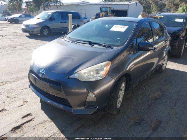 Toyota Prius c One Image 4