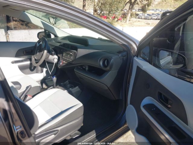 Toyota Prius c One Image 7