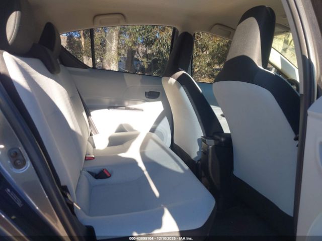 Toyota Prius c One Image 2