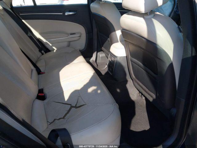 Chrysler 300c Image 10