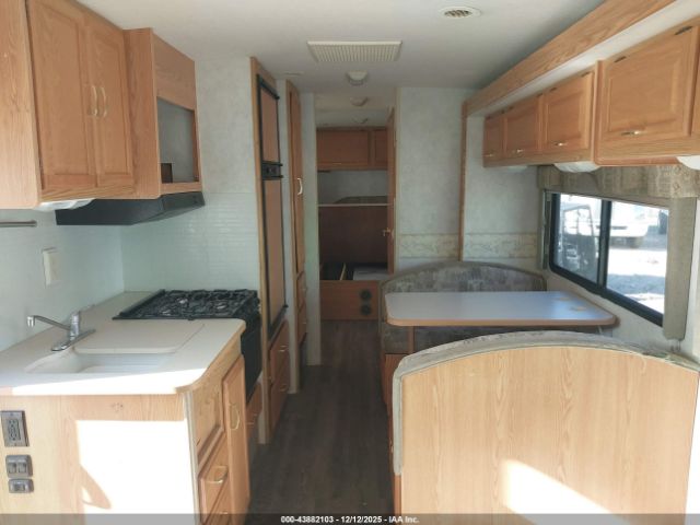 Ford F-550 Super Duty Stripped Chass Image 5