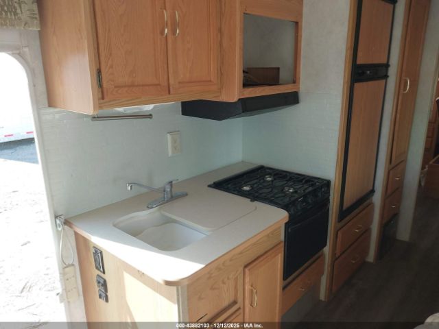 Ford F-550 Super Duty Stripped Chass Image 7