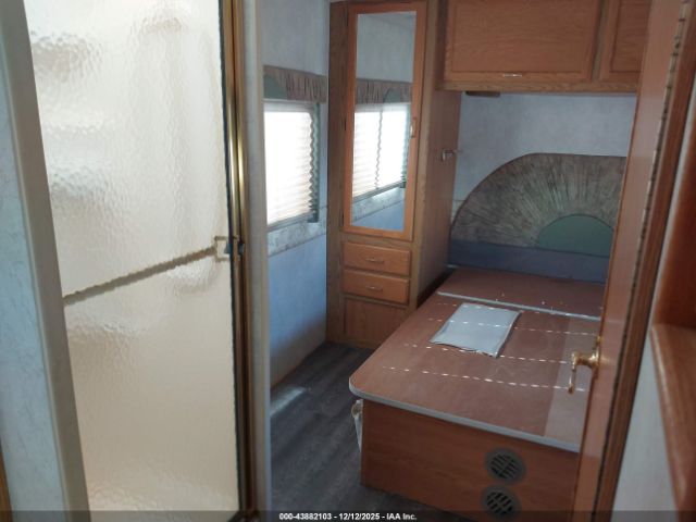 Ford F-550 Super Duty Stripped Chass Image 12