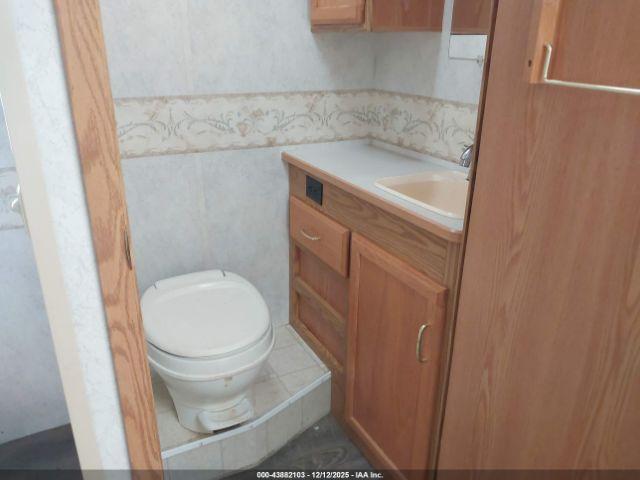 Ford F-550 Super Duty Stripped Chass Image 9