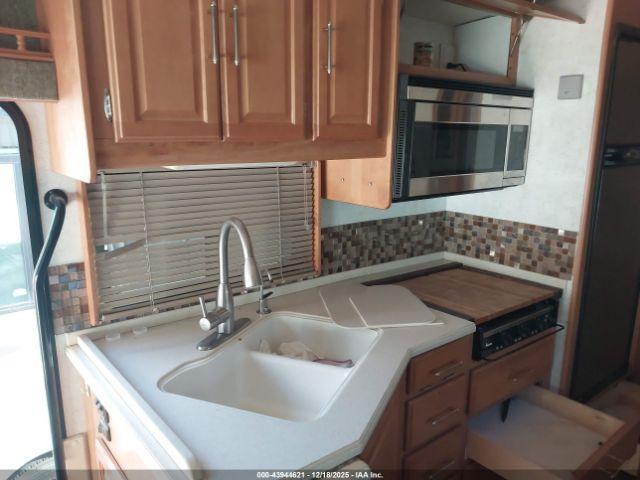 Workhorse Custom Cha Motorhome Chassis W22 Image 2