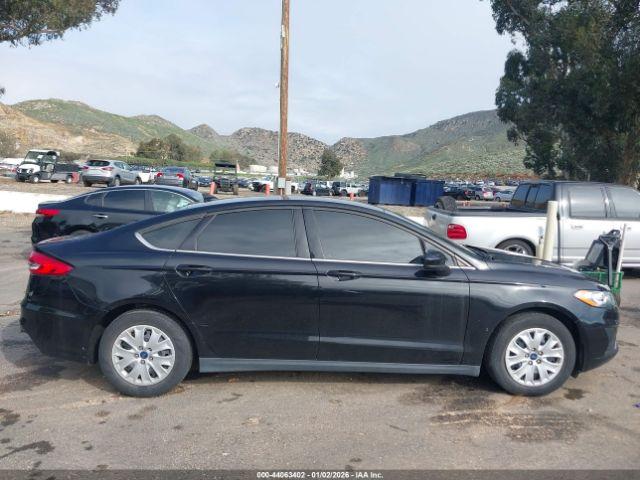 Ford Fusion S Image 10