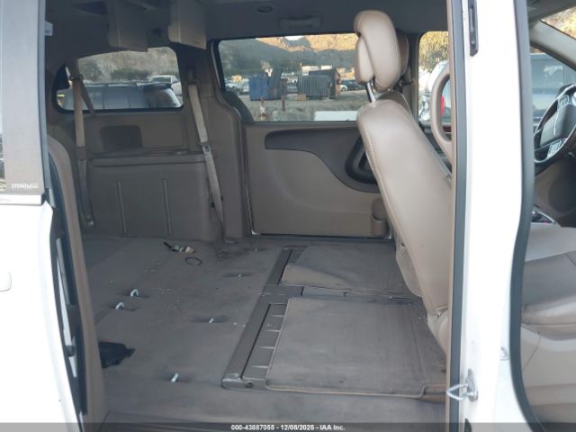 Chrysler Town & Country Touring Image 3