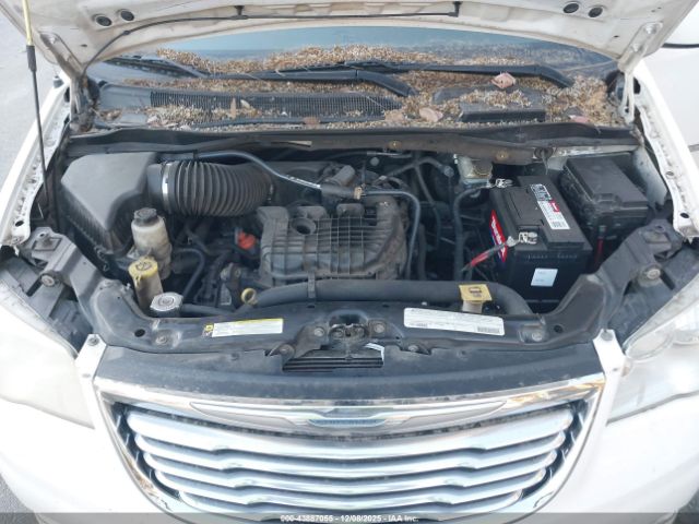 Chrysler Town & Country Touring Image 6