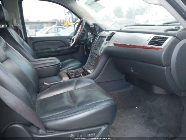 Cadillac Escalade Standard Image 7